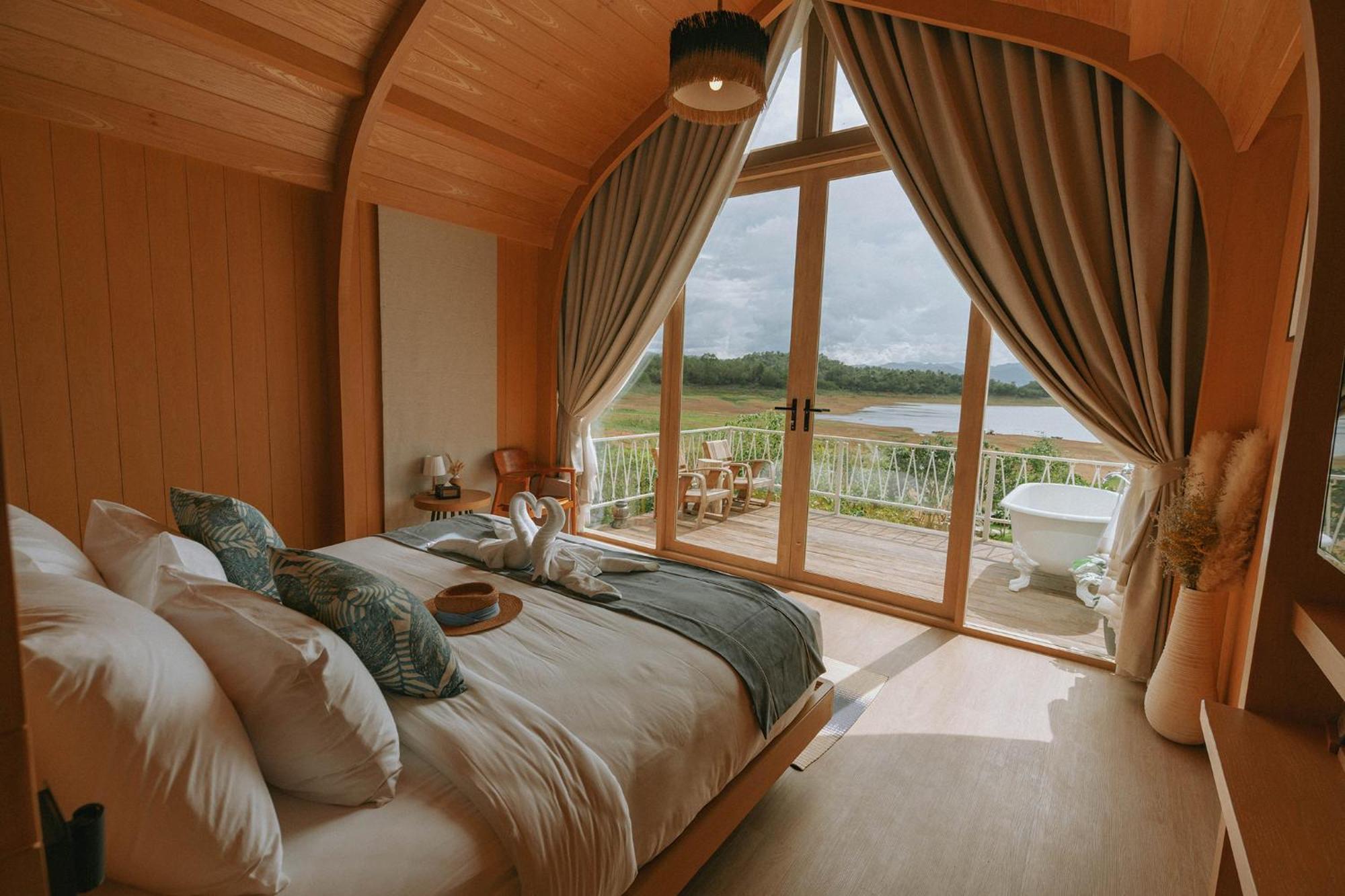 Le La Lake Resort And Spa Kaeng Kachan Esterno foto