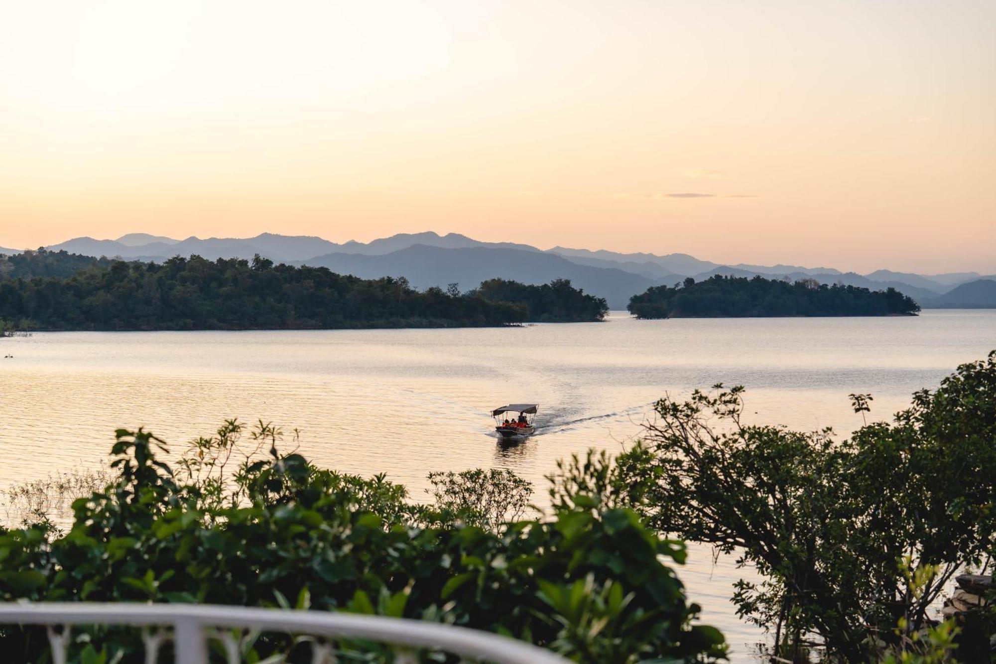 Le La Lake Resort And Spa Kaeng Kachan Esterno foto